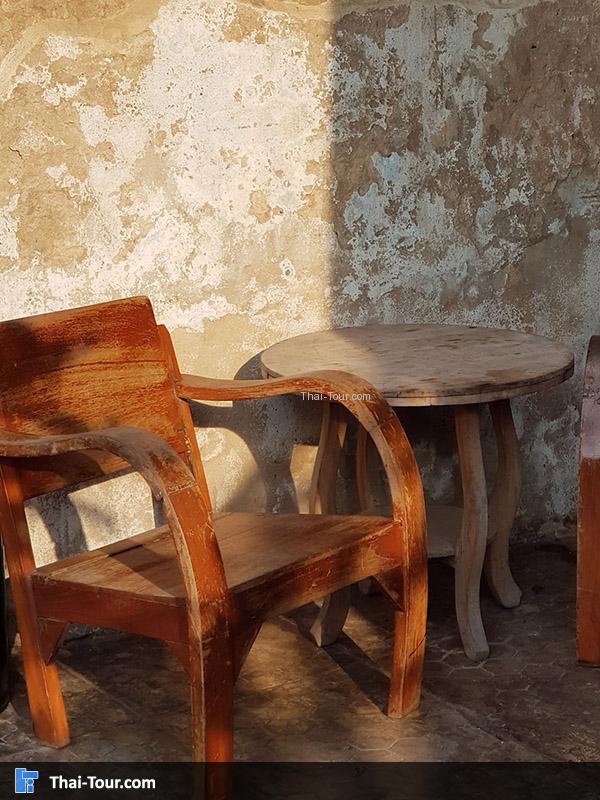 เก้าอี้กับแสงแดด