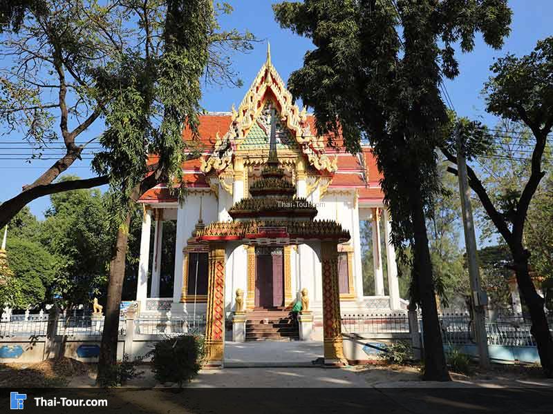 ด้านหน้าปะตูพระอุโบสถ