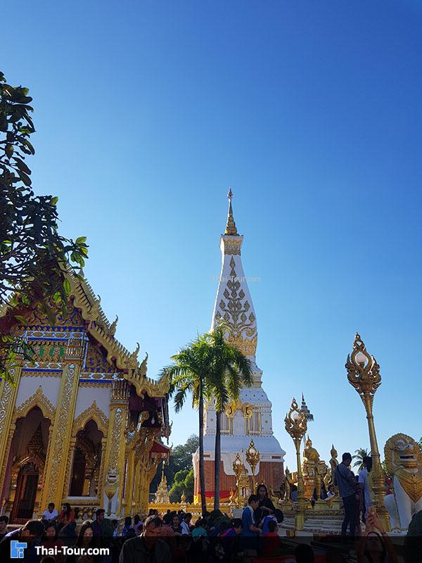 ด้านหน้าวัดพระธาตุพนม