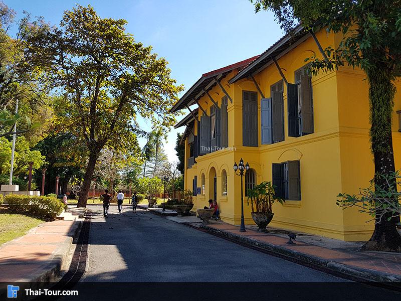 ตึกสีเหลือง