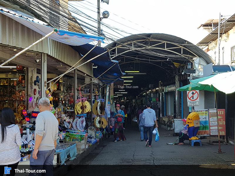 เดินเข้าไปตลาด