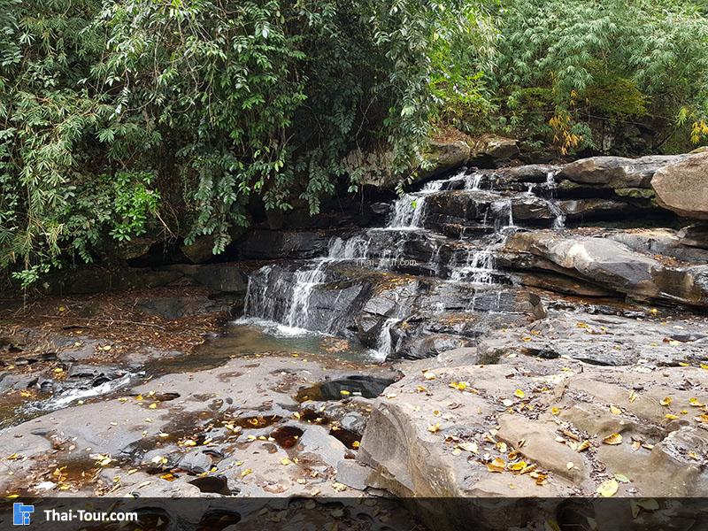 ร้านขายของด้านหน้า น้ำตกธารทอง 