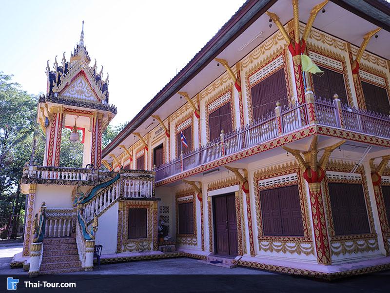 พระเจดีย์ใกล้พระอุโบสถ