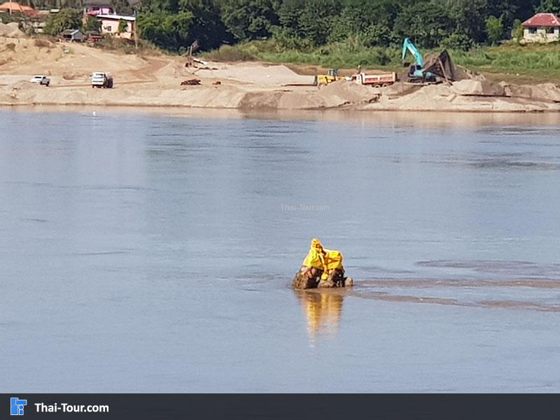 พระธาตุกลางน้ำ