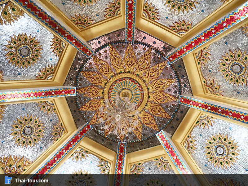 เพดานเจดีย์ตกแต่งอย่างสวยงาม รูปทรงเจดีย์พิพิธภัณฑ์ พระราชนิโรธรังสีฯ 