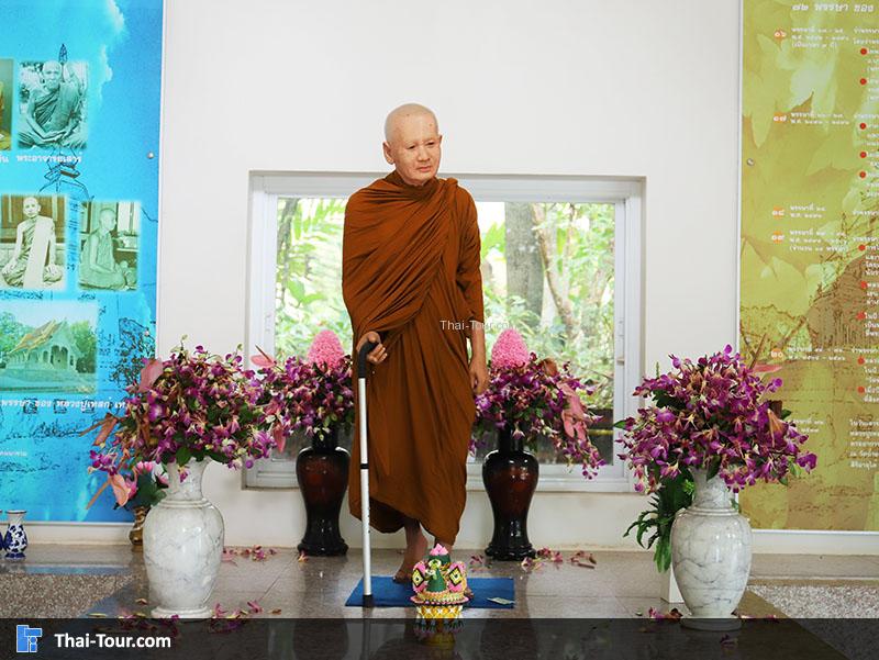 หุ่นขี้ผึ้งหลวงปู่เทสก์ เทสรังสี