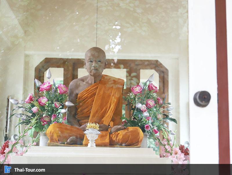 หุ่นขี้ผึ้งหลวงปู่เทสก์ เทสรังสี