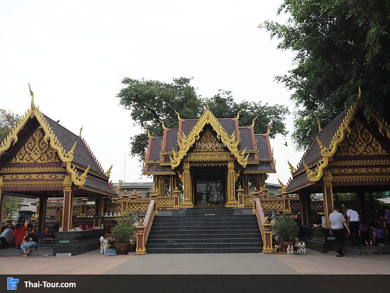 ด้านหน้าศาลเจ้าพ่อหลักเมืองเพชรบูรณ์