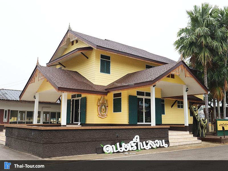 ด้านข้างของหอประวัติศาสตร์เพชรบุระ