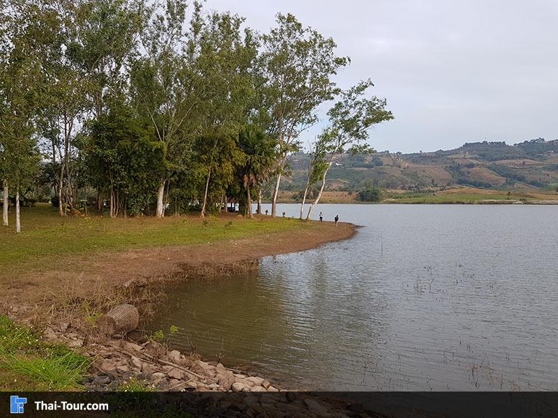 บรรยากาศริมอ่างเก็บน้ำรัตนัย