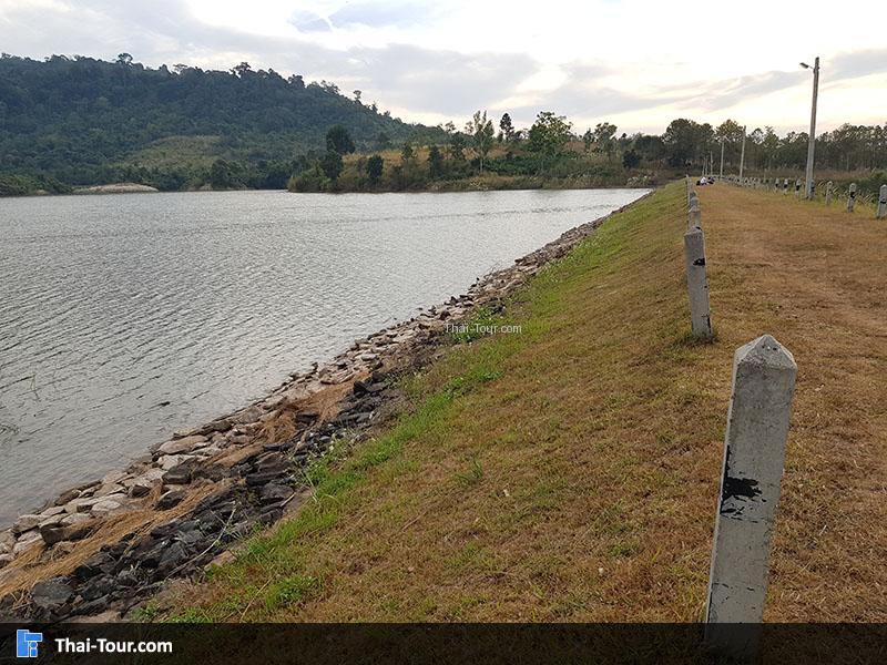 บรรยากาศริมอ่างเก็บน้ำรัตนัย
