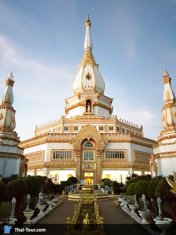 ด้านหน้าของพระมหาเจดีย์ชัยมงคล