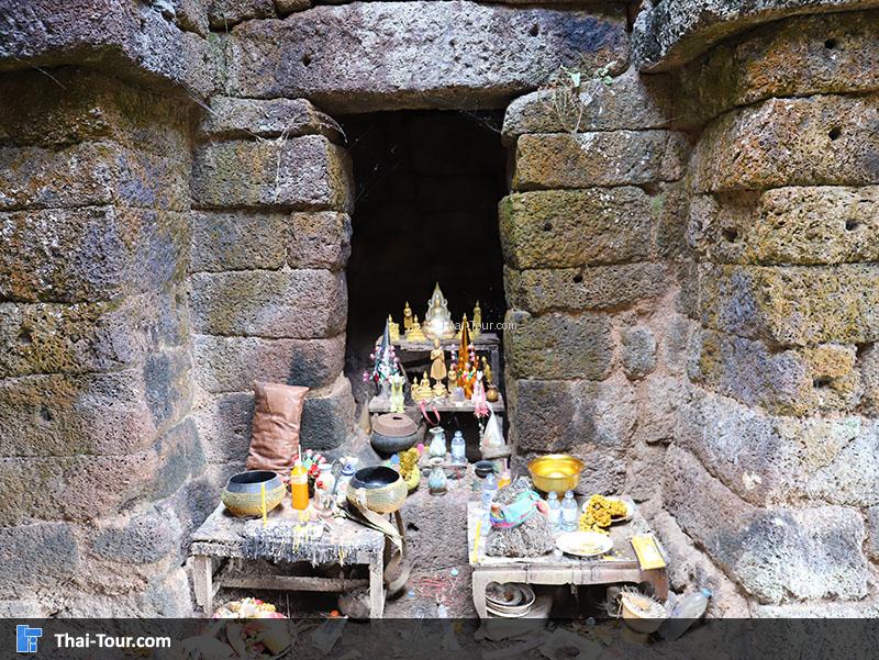 ภายในจุดกราบไหว้ ปราสาทบ้านพันนา