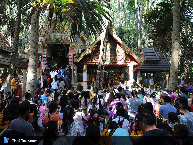 จุดนี้จะมีนักท่องเที่ยวเข้าไปกราบไหว้ขอพรเยอะมาก