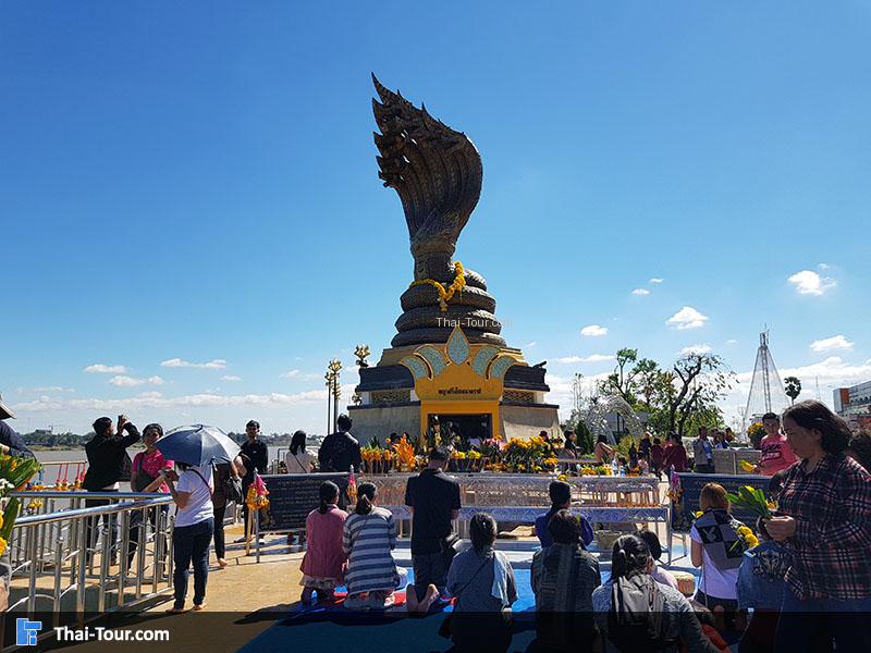 ผู้คนมากราบไหว้ พญานาคเจ็ดเศียร