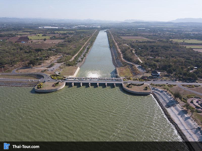 วิวมุมสูงของ เขื่อนป่าสักชลสิทธิ์ 