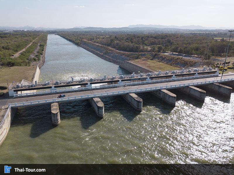 วิวมุมสูงของ เขื่อนป่าสักชลสิทธิ์ 