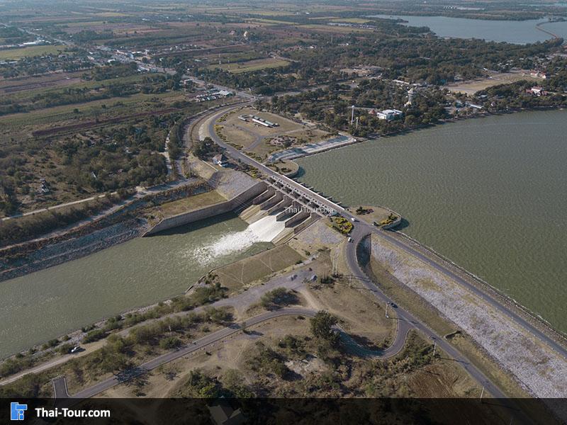 วิวมุมสูงของ เขื่อนป่าสักชลสิทธิ์ 