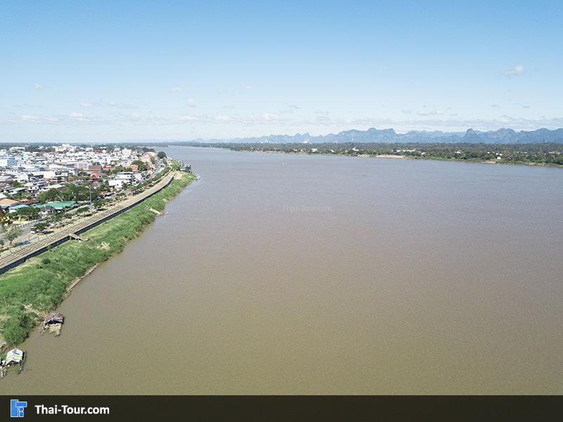บรรยากาศริมฝั่งโขงของ วิวมุมสูงด้านบน พระมหาธาตุ