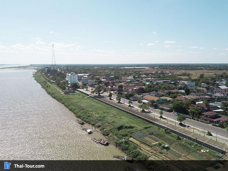 บรรยากาศริมฝั่งโขงของ วิวมุมสูงด้านบน พระมหาธาตุ