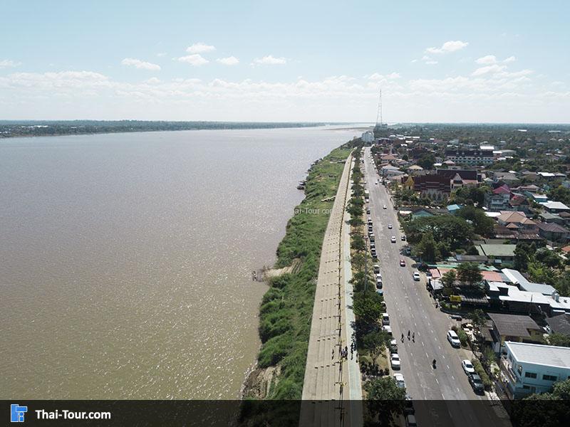 บรรยากาศริมฝั่งโขงของ วิวมุมสูงด้านบน พระมหาธาตุ