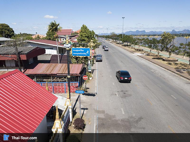 วิวริมถนนใกล้ๆ พระมหาธาตุ