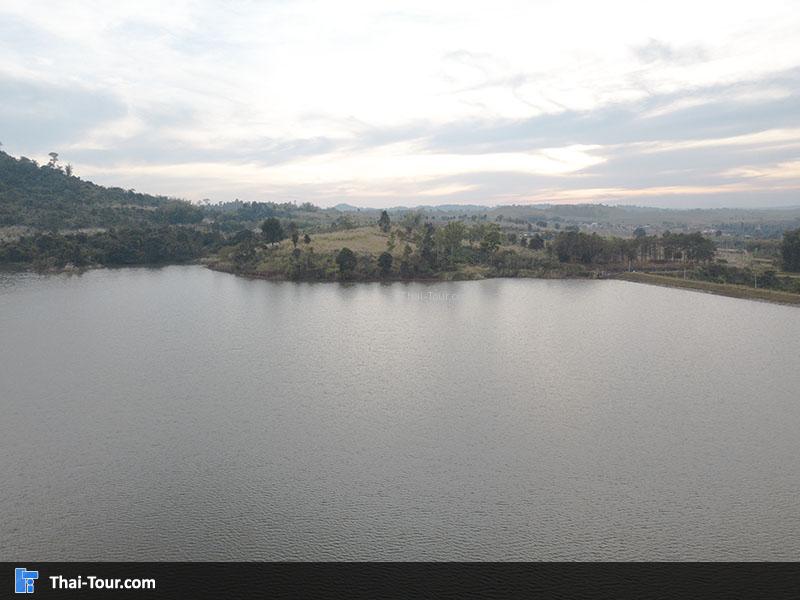 บรรยากาศเย็นสบายที่ อ่างเก็บน้ำรัตนัย