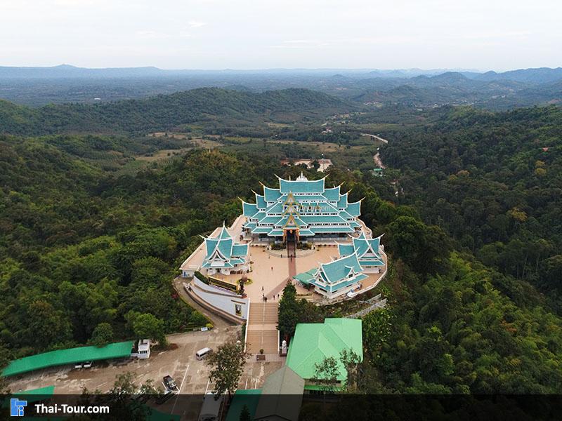 วิวมุมสูงด้านนอกของวัดป่าภูก้อน