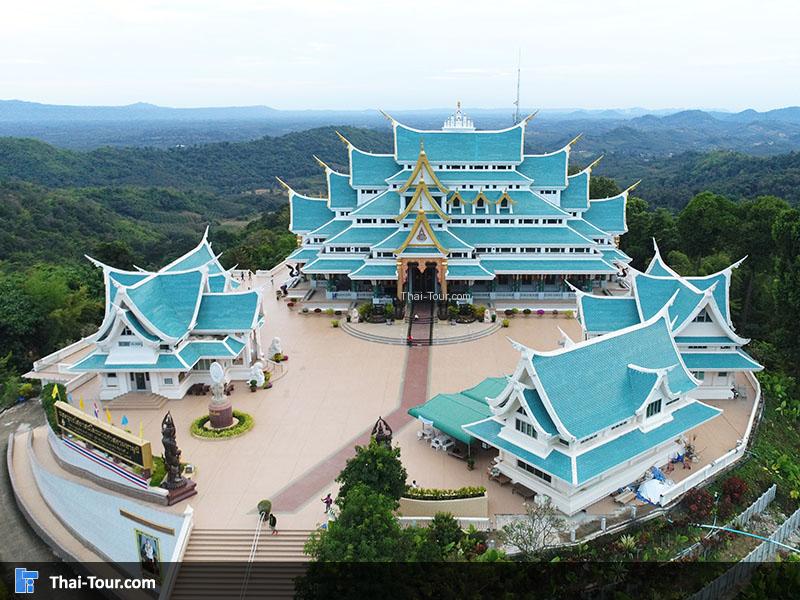 วิวมุมสูงด้านนอกของวัดป่าภูก้อน