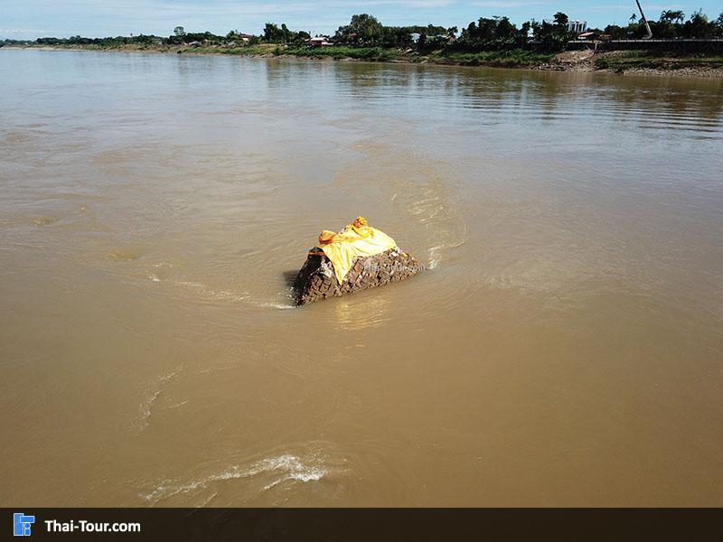 พระธาตุกลางน้ำ