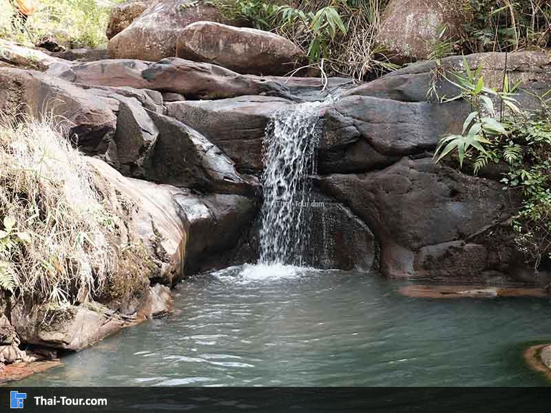 น้ำตกเล็กๆ ไม่ใหญ่มาก