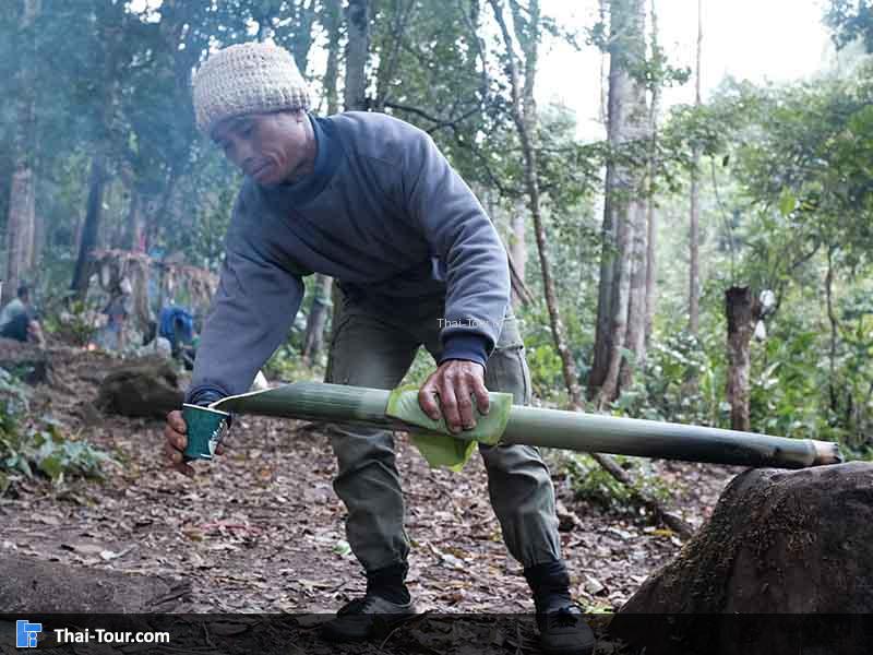 เช้าวันแรกของเราก็กินน้ำร้อนจากกระบอกไม้ไผ่