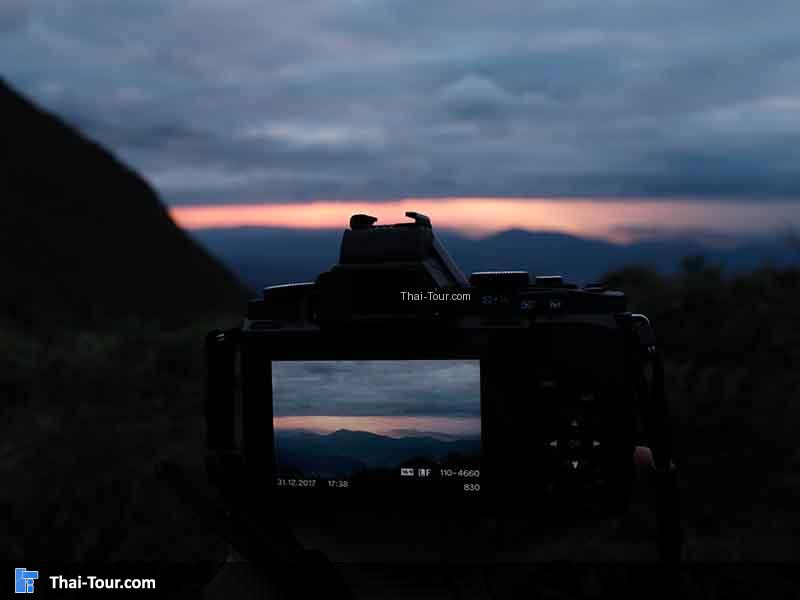 รอชมพระอาทิตย์ตกยามเย็น