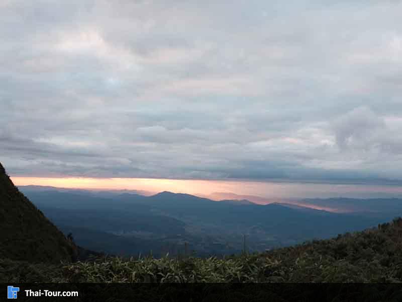 รอชมพระอาทิตย์ตกยามเย็น