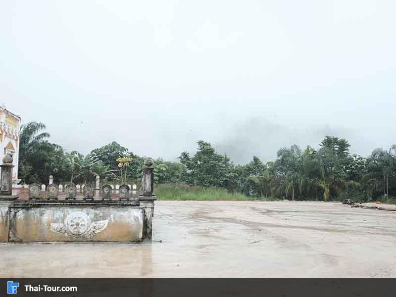 รอบๆของวัดภูเขาทอง