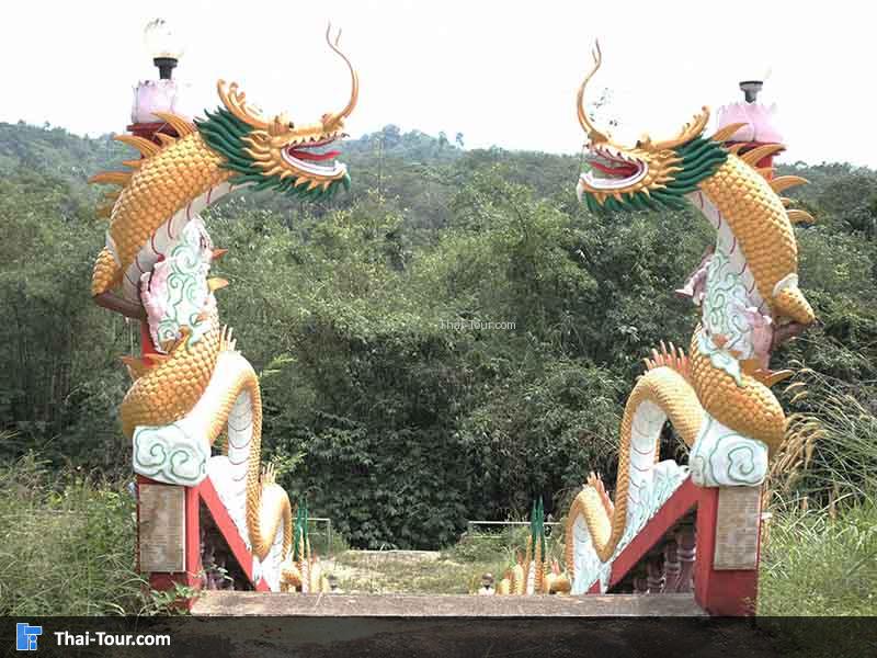 บรรไดทางขึ้นมีมังกรด้านข้าง