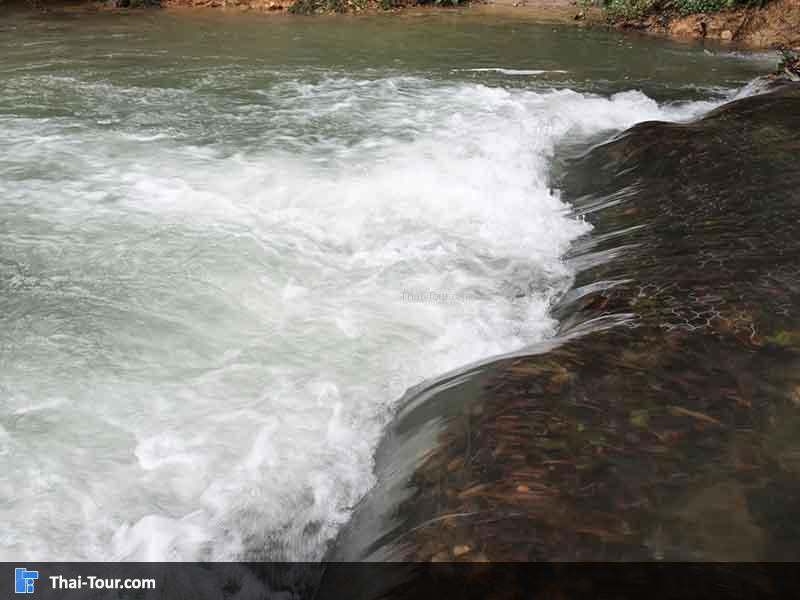 น้ำตกใกล้ๆ