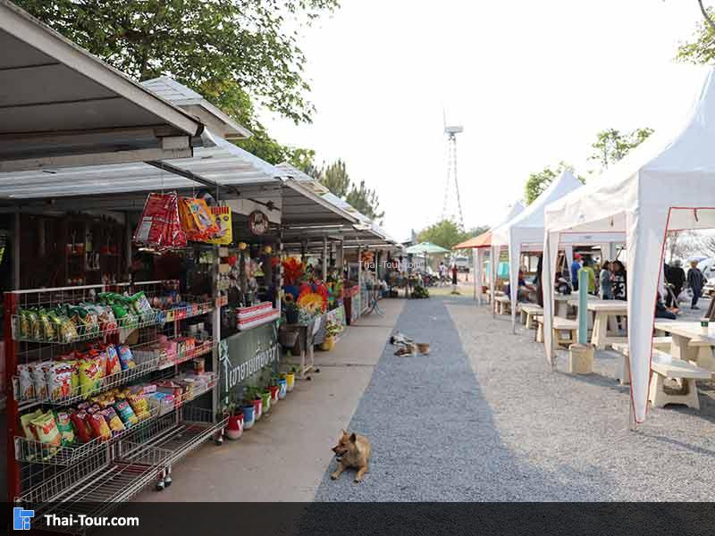 จุดบริการขายของแก่นักท่องเที่ยวที่แวะมาเที่ยวชิว กังหันลม เขายายเที่ยง