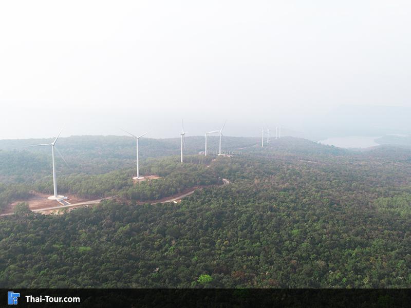 ภาพมุมสูง กังหันลม เขายายเที่ยง