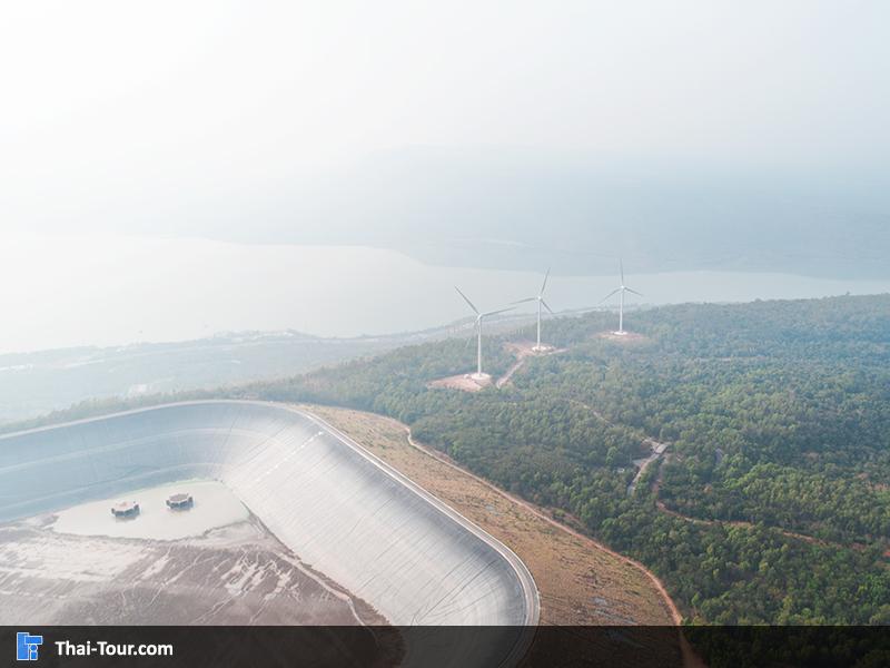 ภาพมุมสูง กังหันลม เขายายเที่ยง