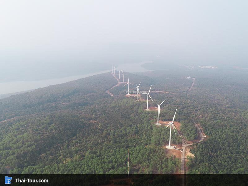 ภาพมุมสูง กังหันลม เขายายเที่ยง