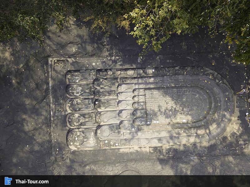 ภาพมุมสูง พระบาทพระพุทธรูป