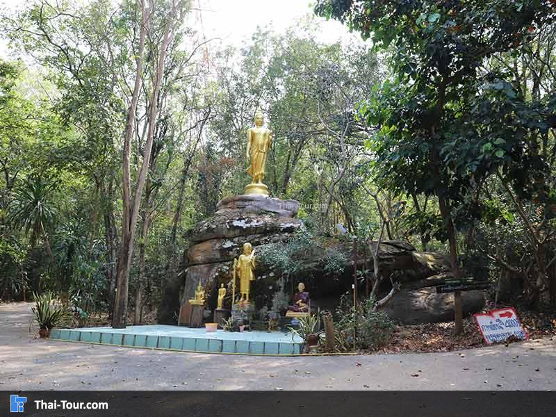 พระพุทธรุปท่ามกลางธรรมชาติ
