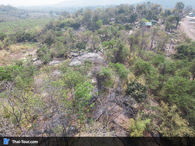 ภาพมุมสูงมองเห็นวิวใกล้ๆ แหล่งหินตัด