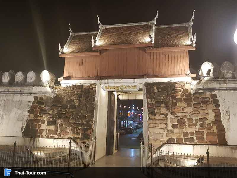 ซุ้มประตูชุมพล