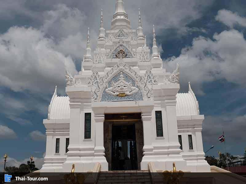 องค์หลักเมืองภายในศาลหลักเมืองสุราษฎร์ธานี