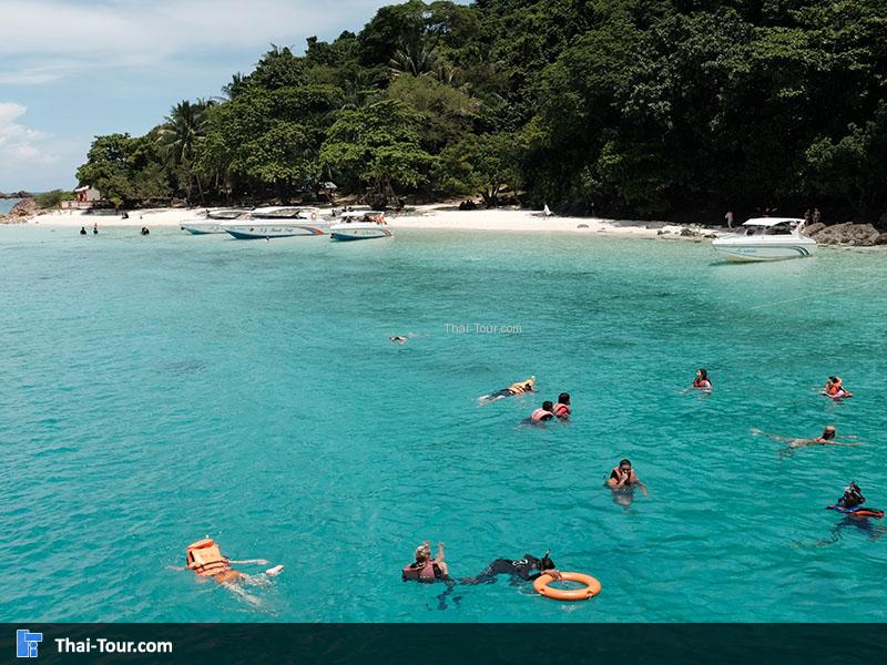 บรรยากาศ นักท่องเที่ยวเล่นน้ำที่ เกาะรัง