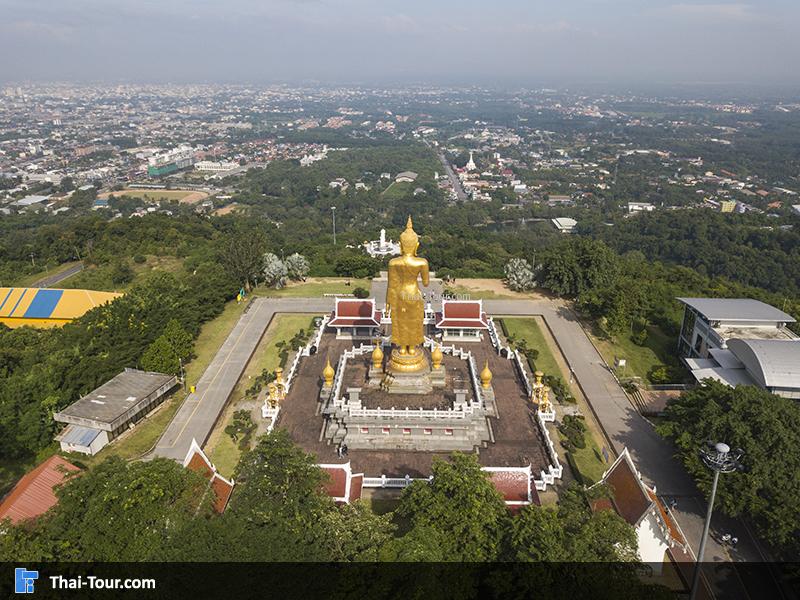 พระพุทธรูปองค์ใหญ่สีทอง ที่ตั้งเด่นสง่าอยู่บนยอดเขาคอหงส์