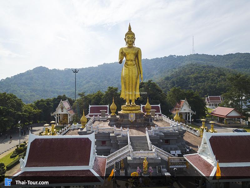 พระพุทธรูปองค์ใหญ่สีทอง ที่ตั้งเด่นสง่าอยู่บนยอดเขาคอหงส์