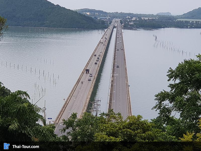มุมได้บนมองเห็นสะพานที่ทอดยาวออกไปไกลมาก